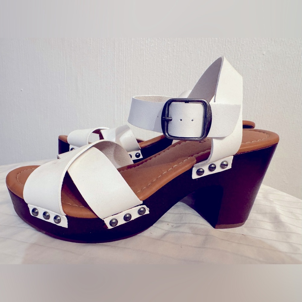 NWOT Torrid Sz 10 White Vegan Leather Sandals